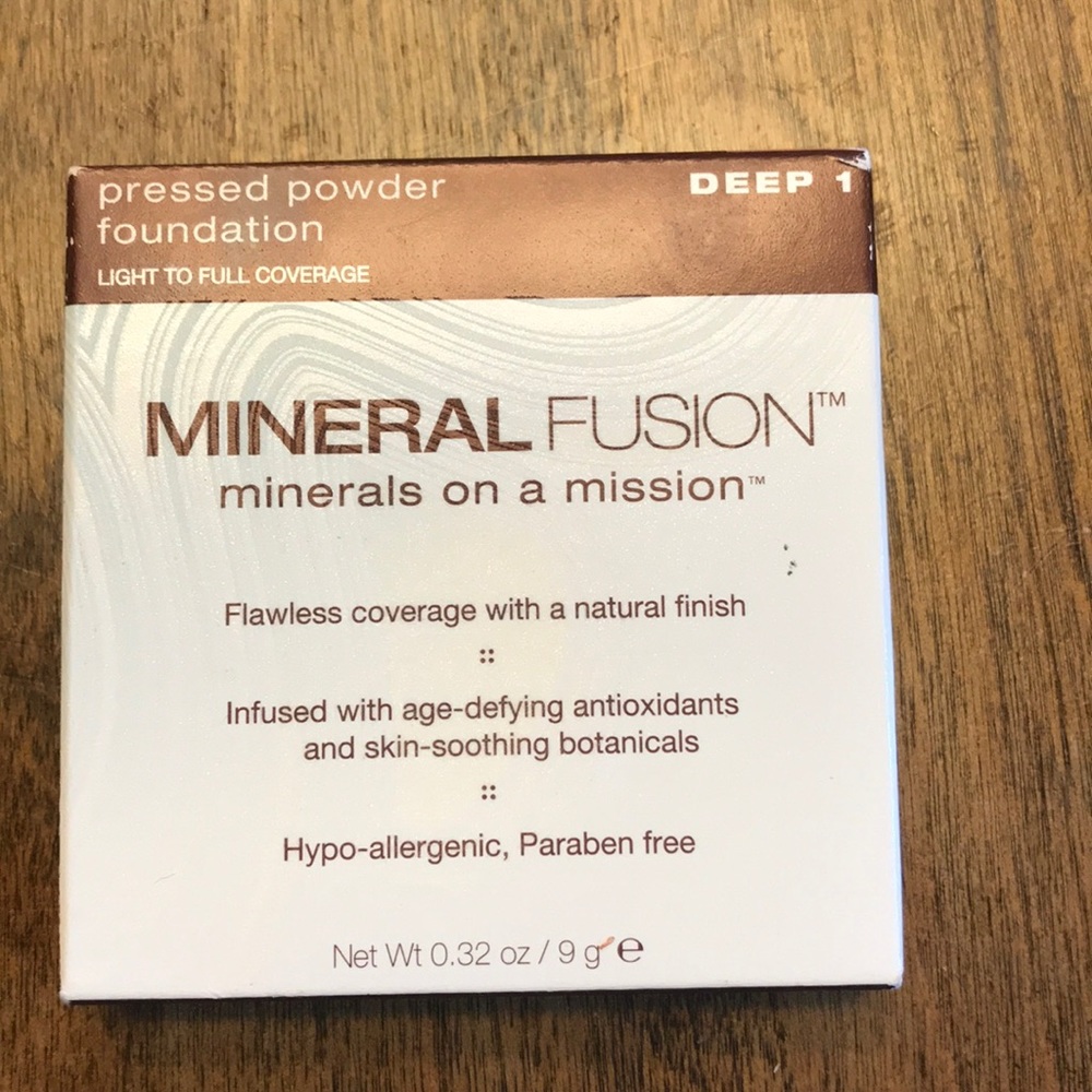 Mineral Fusion pressed powder foundation Deep 1